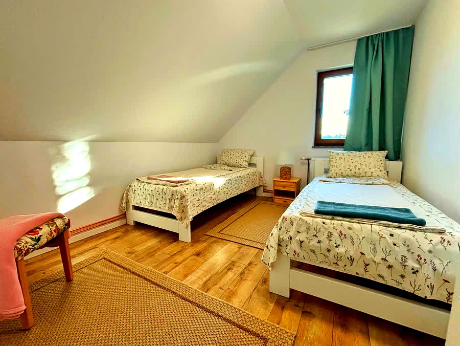 4. szoba – zöld függöny